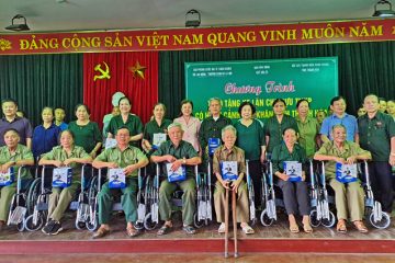 Tặng xe lăn cho cựu TNXP có hoàn cảnh khó khăn tỉnh Thanh Hóa