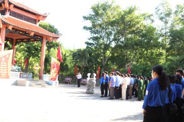 Quảng Bình tổ chức dâng hương hoa tại Đền tưởng niệm liệt sĩ Trường Sơn bến phà Long Đại