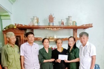 Trao quà cho hội viên có hoàn cảnh khó khăn ở huyện Thiệu Hóa