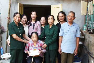 Ban Công tác nữ Huyện hội Hà Trung tặng quà cho nữ hội viên khó khăn