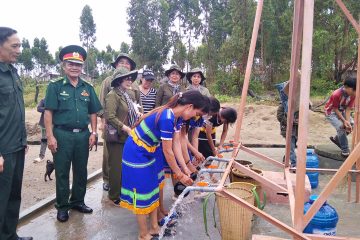 Tặng công trình giếng nước và quà cho hộ nghèo, học sinh vùng sâu, vùng xa tỉnh Gia Lai