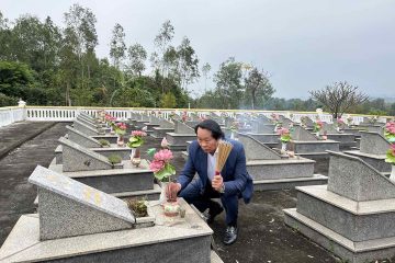 Phó Chủ tịch Hội Cựu TNXP Việt Nam Thân Đức Nam dâng hương hoa tại các nghĩa trang liệt sỹ miền Trung