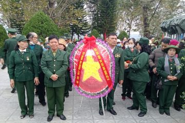 Hội Cựu TNXP các thành phố Móng Cái, Hạ Long tổ chức thắp hương tri ân các anh hùng liệt sỹ tại Pò Hèn