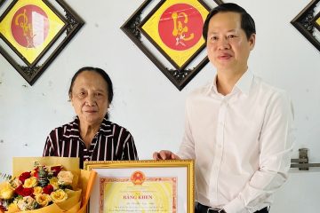 Chủ tịch UBND tỉnh trao bằng khen cho Chủ tịch Hội Cựu TNXP tỉnh Bình Thuận