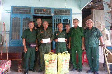 Hội Cựu TNXP tỉnh Tây Ninh tặng quà cho hội viên khó khăn