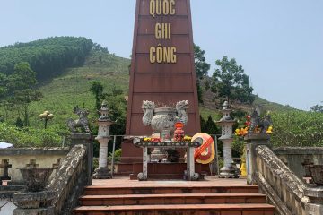 Phó Chủ tịch Hội Cựu TNXP Việt Nam Thân Đức Nam dâng hương một số nghĩa trang liệt sỹ ở miền Trung