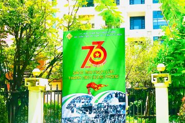 Thành phố Huế treo băng rôn khẩu hiệu kỷ niệm 73 năm ngày Truyền thống Lực lượng TNXP
