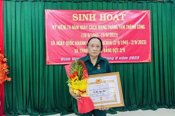Chủ tịch Hội Cựu TNXP Bình Thuận nhận huy hiệu 55 năm tuổi Đảng