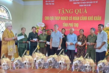 Phật tử thiện tâm quận Tây Hồ tặng quà cựu TNXP Phú Thọ