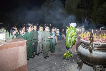 Bài viếng của Chủ tịch Hội Cựu TNXP Việt Nam Vũ Trọng Kim trong lễ dâng hương, dâng hoa tại Nghĩa trang Hàng Dương, Côn Đảo