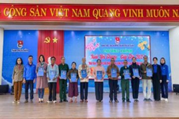 Tặng quà Tết cho cựu TNXP có hoàn cảnh khó khăn ở Đà Nẵng