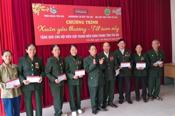 Ngân hàng Nông nghiệp và Phát triển nông thôn chi nhánh Bắc Yên Bái tặng quà Tết cho cựu TNXP