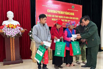 Hội Cựu TNXP tỉnh Hòa Bình trao tặng quà tết cho hội viên nghèo