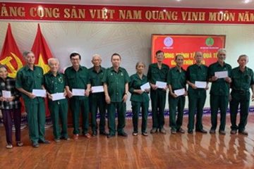 Hội Cựu TNXP tỉnh Bình Định tặng quà Tết Giáp Thìn cho hội viên
