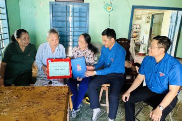 Bình Thuận thăm và tặng quà cho gia đình chính sách
