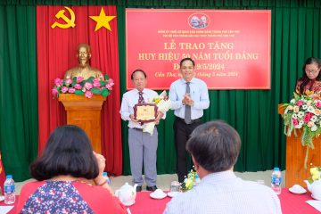 Chủ tịch Hội Cựu TNXP Cần Thơ đón nhận huy hiệu 50 năm tuổi Đảng