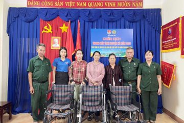 Thị hội Bình Long tổ chức trao xe lăn cho hội viên có hoàn cảnh khó khăn