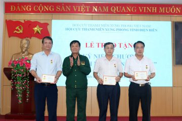 Trao tặng Kỷ niệm chương “Cựu Thanh niên xung phong Việt Nam” cho 16 cá nhân ngành Y tế Điện Biên