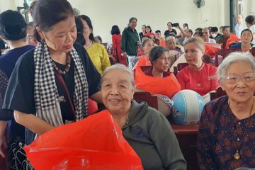 Câu lạc bộ Nhà báo nữ Việt Nam tặng quà cho nữ cựu TNXP có hoàn cảnh khó khăn huyện Gia Viễn