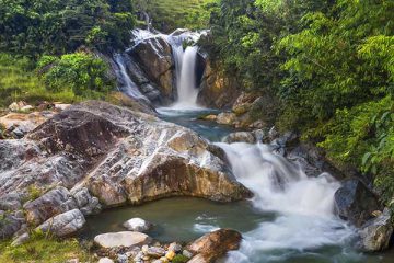 Tắm suối Trường Sơn