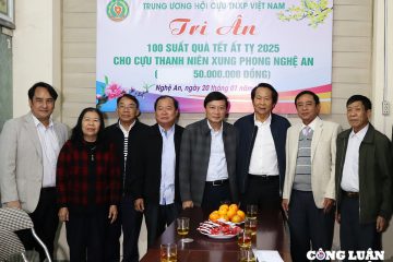 Trung ương Hội Cựu Thanh niên xung phong Việt Nam tặng 100 suất quà cho cựu TNXP Nghệ An nhân dịp Tết Nguyên đán