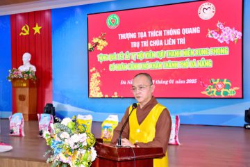 Thượng tọa Thích Thông Quang trao quà Tết cho cựu TNXP Đà Nẵng