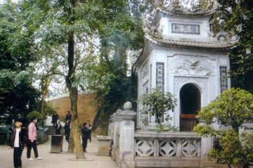 Khóm hương thơm ngát ban thờ