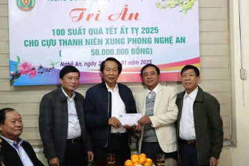 Hội Cựu thanh niên xung phong Việt Nam trao 400 phần quà Tết