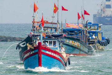 Lá cờ đỏ sao vàngtrên biển