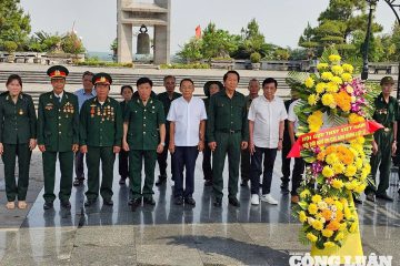 Phó Chủ tịch Hội Cựu TNXP Việt Nam Thân Đức Nam dâng hương tri ân các anh hùng liệt sĩ tại Hà Tĩnh, Quảng Bình và Quảng Trị