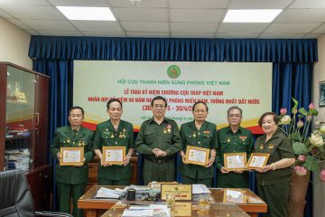 Trao Kỷ niệm chương Cựu TNXP Việt Nam cho cán bộ cơ quan Hội Cựu TNXP Việt Nam