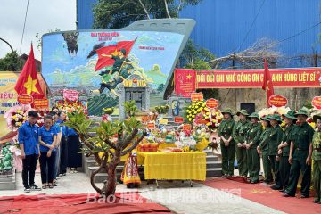Dâng hương, cầu siêu tưởng niệm 36 liệt sĩ thanh niên xung phong hy sinh tại cảng Vật Cách