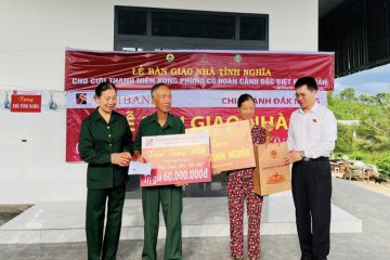 TRAO NHÀ TÌNH NGHĨA CHO CỰU TNXP TẠI KRÔNG NÔ