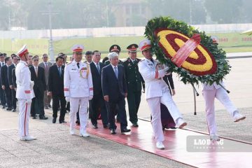 Đoàn đại biểu Đảng bộ MTTQ, các đoàn thể Trung ương viếng Lăng Chủ tịch Hồ Chí Minh và dâng hương tại Đài tưởng niệm Bắc Sơn