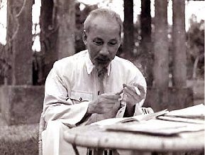 BÁC HỒ BỎ THUỐC LÁ