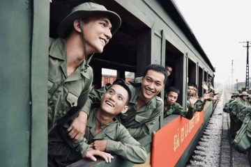 BẠN THỜI ÁO LÍNH BẠC MÀU