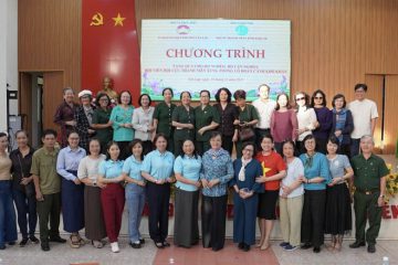 Nguyên Phó Chủ tịch nước và đoàn cựu lãnh đạo TP.HCM tặng quà cựu TNXP Đắk Lắk