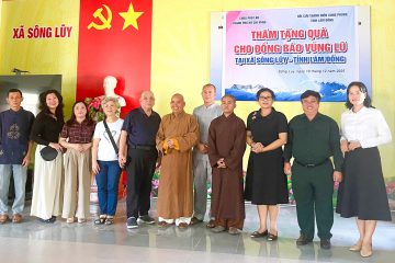 ẤM ÁP NGHĨA TÌNH CỰU TNXP LÂM ĐỒNG VỚI BÀ CON VÙNG LŨ SÔNG LŨY