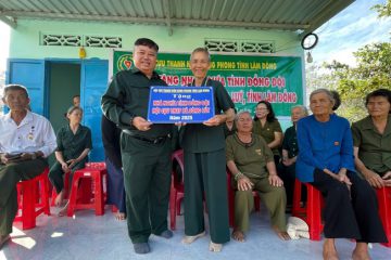 Bàn giao nhà “Nghĩa tình đồng đội” và tặng quà cựu TNXP xã Sông Lũy
