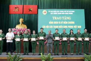 Trao Bằng khen và Kỷ niệm chương của Hội Cựu TNXP Việt Nam cho Lực lượng Thanh niên xung phong TP.HCM hoàn thành xuất sắc nhiệm vụ cứu trợ đồng bào bị thiệt hại do bão lũ