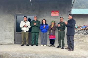 Ấm áp nghĩa tình đồng đội nơi cực Bắc: Trao nhà mới cho cựu TNXP Liều Thị Dở