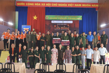 Khai trương Cửa hàng “Vì Đồng đội” tại phường Tân Đông Hiệp: Khi “Lửa hồng” sinh viên tiếp nối nghĩa tình thanh niên xung phong