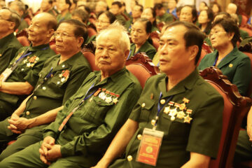 NHỮNG MÙA HOA ĐỎ