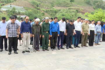 Bí thư thứ nhất Trung ương Đoàn dâng hương tri ân các anh hùng liệt sĩ, thanh niên xung phong tại Ngã ba Cò Nòi