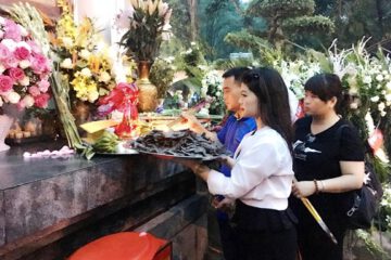 Hương bồ kết còn vương trên nấm mộ