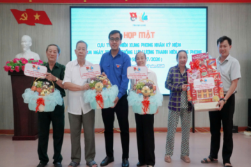 An Giang: Tặng quà cựu Thanh niên xung phong dịp kỷ niệm 15/7