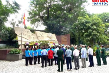 Người dân thành kính tri ân các liệt sĩ tại Công viên Lê Thị Riêng