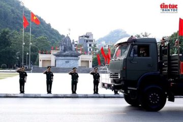 Người dân Tuyên Quang thành kính tiễn đưa 93 liệt sĩ về Nghĩa trang Vị Xuyên